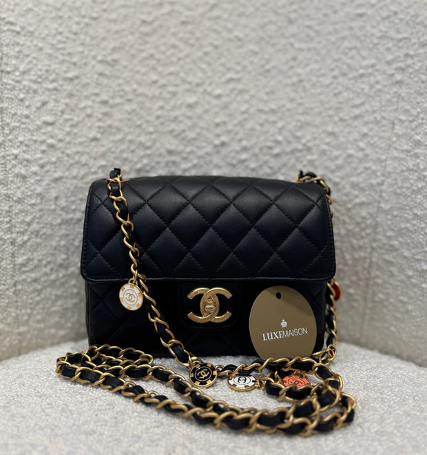 MINI FLAP WITH CHARMS