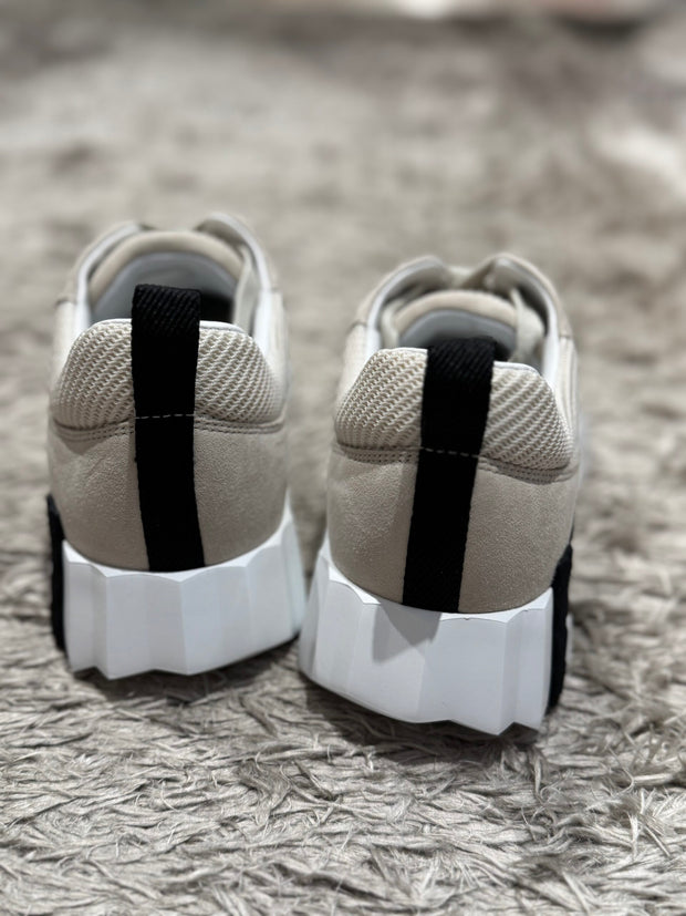 BOUNCING SNEAKER