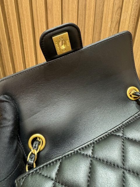 MINI FLAP WITH CHARMS